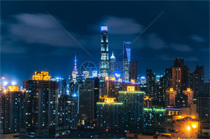 传统与现代结合的夜晚市场