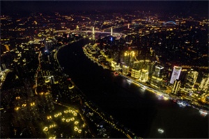 上海夜景之旅：霓虹灯下的浪漫与绚丽