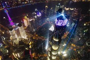 Night Shanghai, feel the vigorous vitality of the city in the darkness